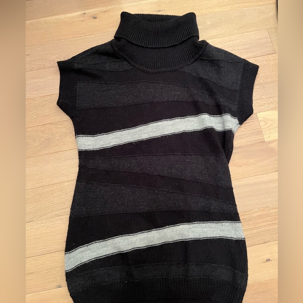 Tunic sweater by Design History. Wool acrylic mix. Great grey colours.  Size M.